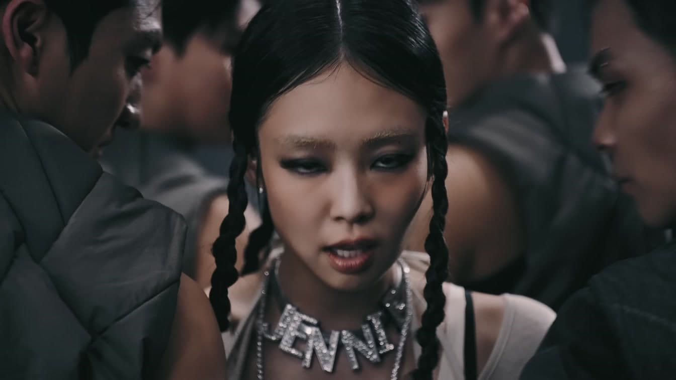 Peminat Terpana dengan Debut JENNIE di Frankies Bikinis
