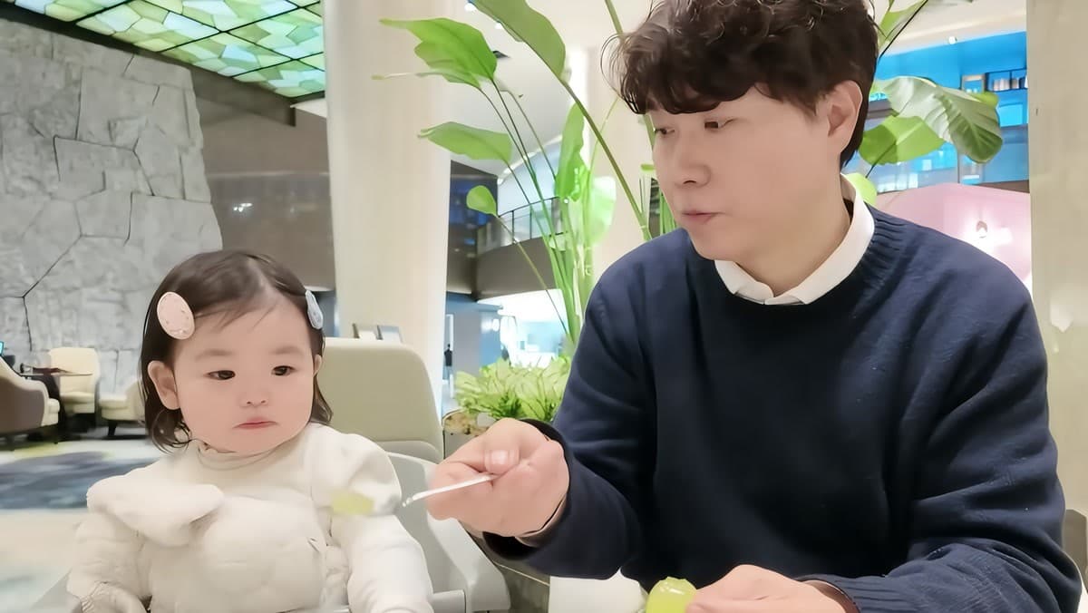 Anak Park Soo-hong, Jae-i, Meterai Kontrak Iklan ke-18 pada Usia 17 Bulan — dan Menyapa 100 Orang di Penerbangan Pertama