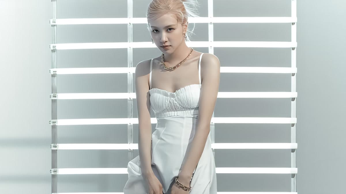 ROSÉ Memukau New York dengan Gaun Angsa Putih
