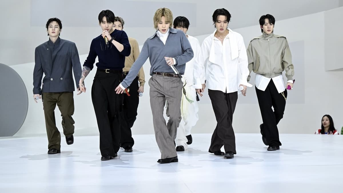 BTS Persembahkan 'Swim' di Guggenheim — dan Hadir dengan Selipar Rumah