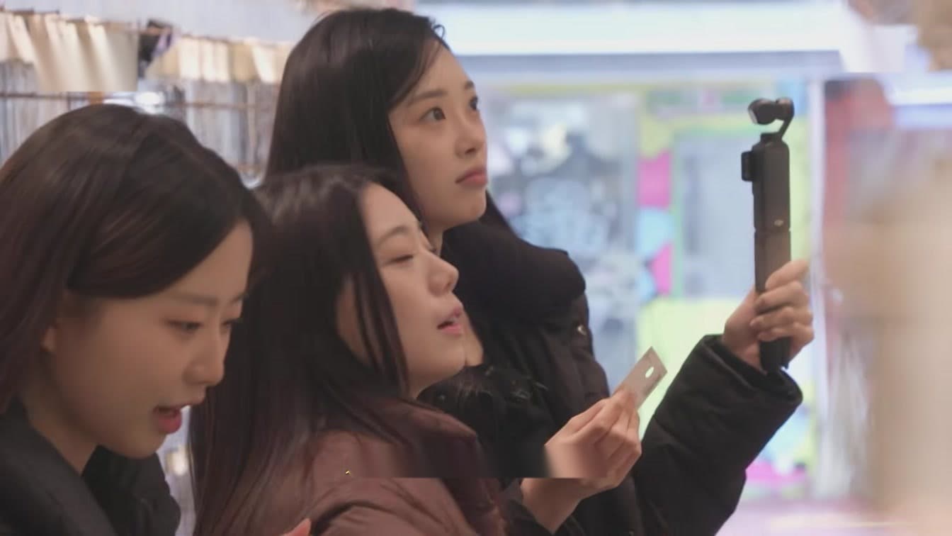 Pelatih 'Fly Chick' JTBC Mengejutkan Hongdae dengan Persembahan Busking Spontan