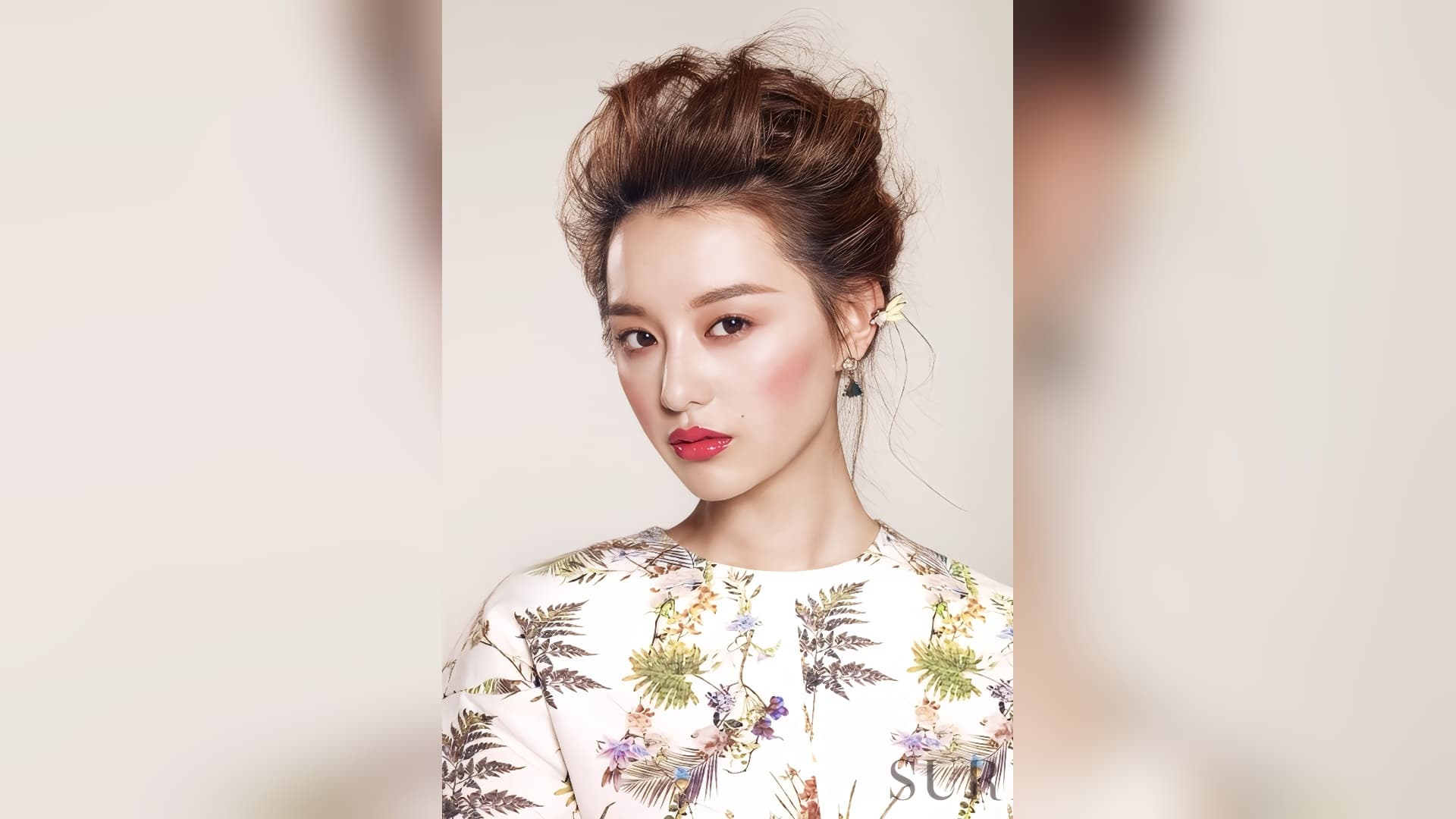 Kim Ji-won Tampil Memukau dengan Rambut Bob dalam Editorial Kecantikan Jelang Doctor X
